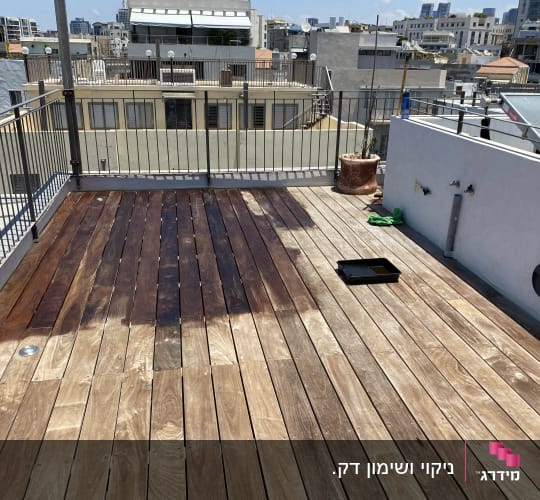 מרפסת עץ עם עציץ, מגש צבע ובד ירוק